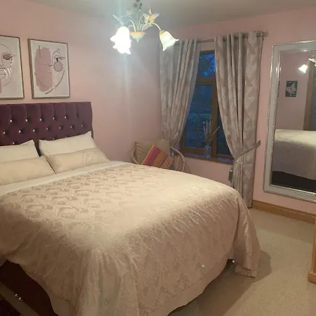 לינה וארוחת בוקר Mayrone House *