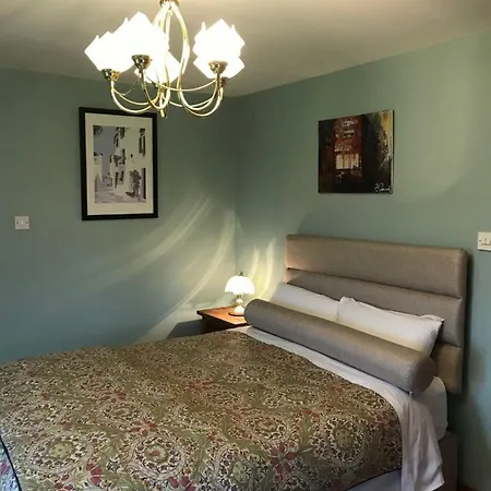 Mayrone House Bed & Breakfast *